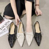 Modern női cipő hegyes orrral és fűzővel