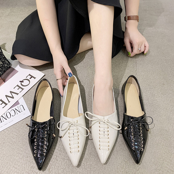 Modern női cipő hegyes orrral és fűzővel