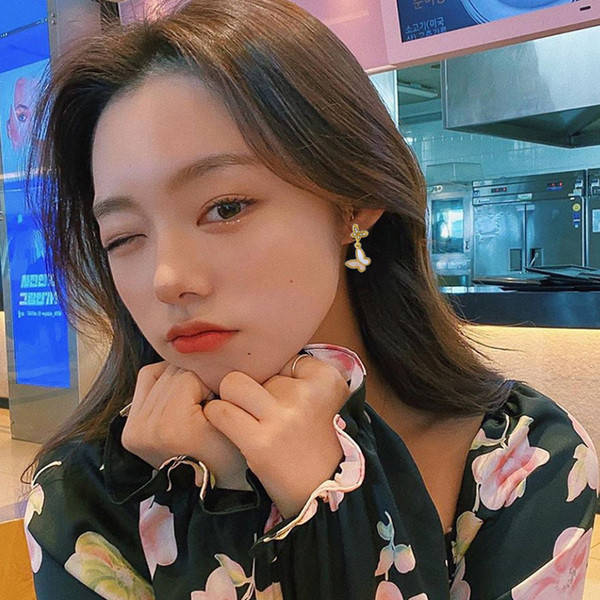 Modern női fülbevaló pillangó formájú