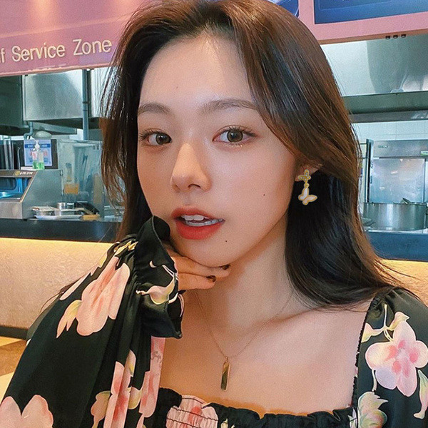 Modern női fülbevaló pillangó formájú