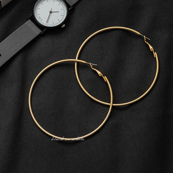 Egyszerű női kerek fülbevaló