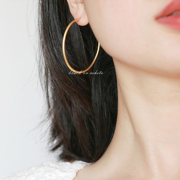 Egyszerű női kerek fülbevaló