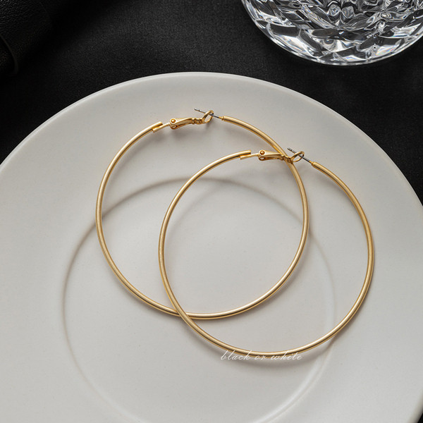 Egyszerű női kerek fülbevaló