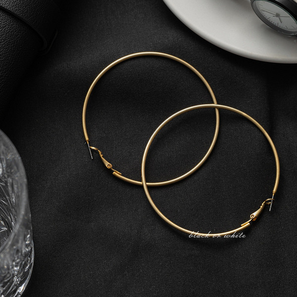 Egyszerű női kerek fülbevaló