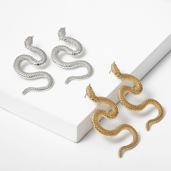 Jauns sieviešu auskaru modelis čūskas formā