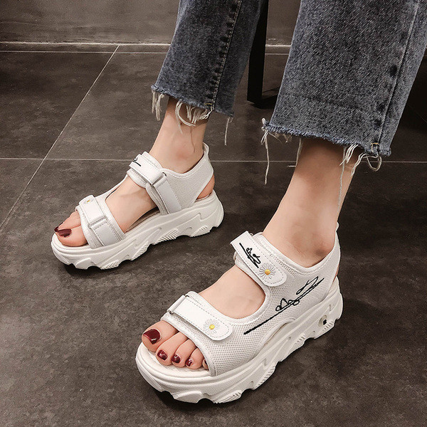 Modern női szandál hímzéssel