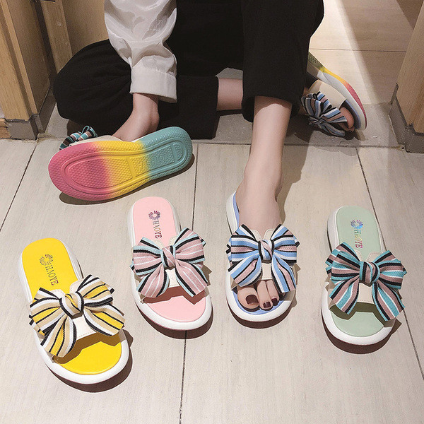 Női papucs színes szalaggal strandoláshoz