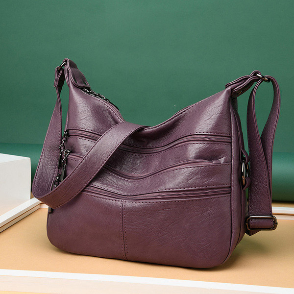 Korszerű női táska hosszú füllel és zsebekkel