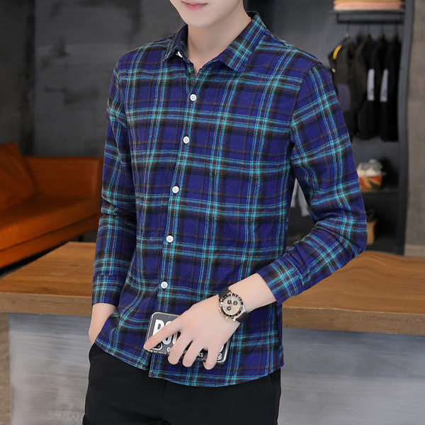 Klassikalise krae ja pikkade varrukatega ruuduline meestesärk