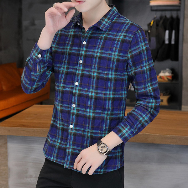 Klassikalise krae ja pikkade varrukatega ruuduline meestesärk