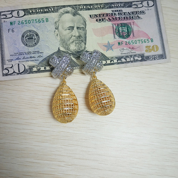 Elegáns, könnycsepp alakú női fülbevaló