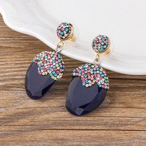 Modernūs auskarai su akmenukais