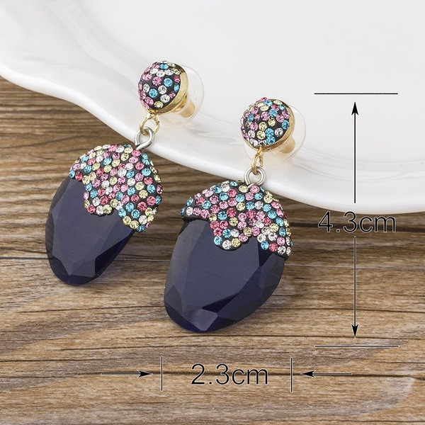 Modernūs auskarai su akmenukais