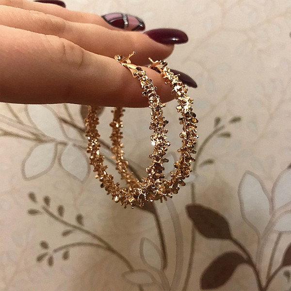 Cercei eleganti de dama in forma rotunda