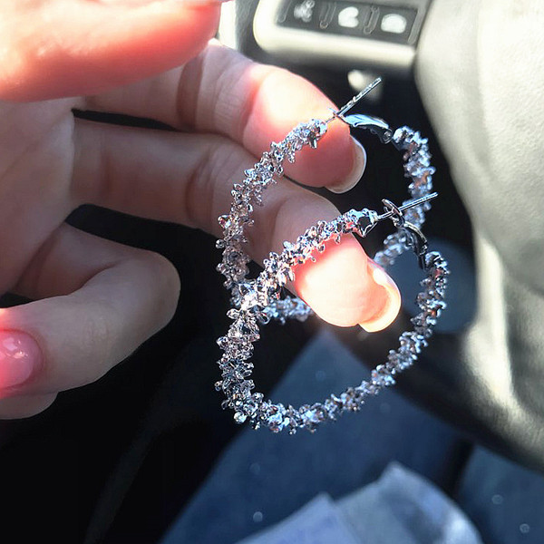 Cercei eleganti de dama in forma rotunda