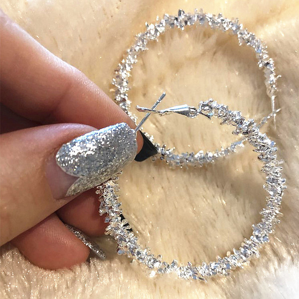 Cercei eleganti de dama in forma rotunda