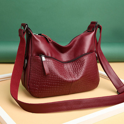 Moderni moteriška rankinė iš eko odos su ilga rankena ir užtrauktuku