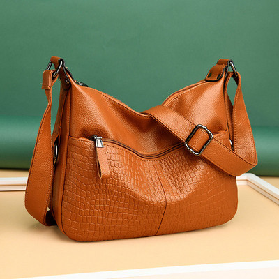 Moderni moteriška rankinė iš eko odos su ilga rankena ir užtrauktuku