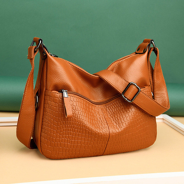 Moderni moteriška rankinė iš eko odos su ilga rankena ir užtrauktuku