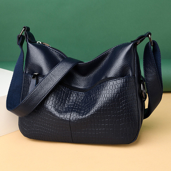 Moderni moteriška rankinė iš eko odos su ilga rankena ir užtrauktuku