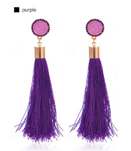 Modern hosszú fülbevaló bojttal