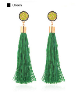 Modern hosszú fülbevaló bojttal