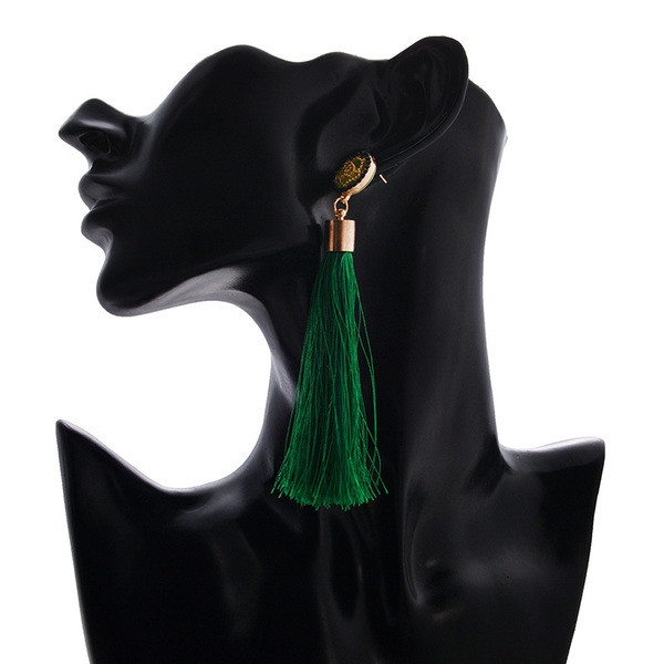 Modern hosszú fülbevaló bojttal