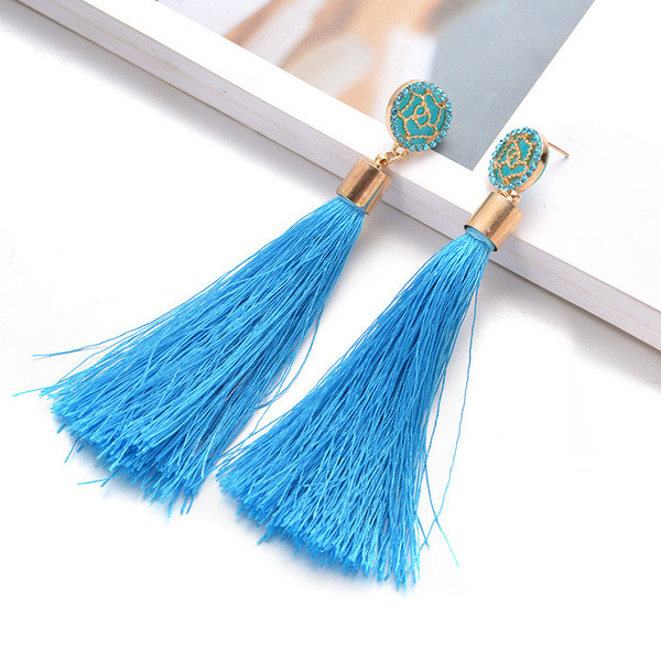 Modern hosszú fülbevaló bojttal