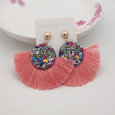 Modern női fülbevaló kövekkel és rojtokkal