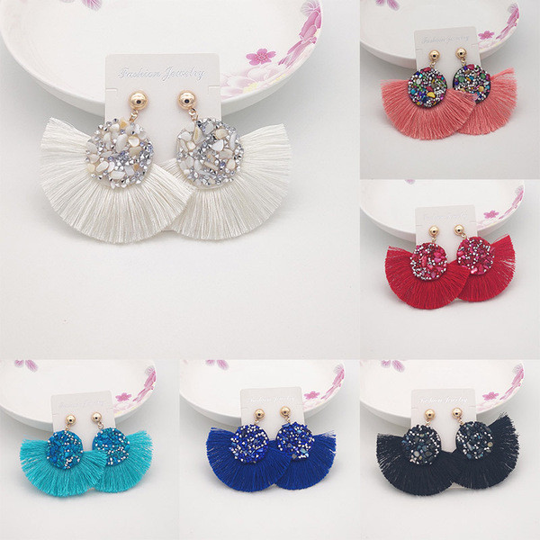 Modern női fülbevaló kövekkel és rojtokkal