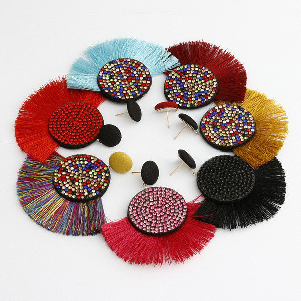 Modern női fülbevaló kövekkel és rojtokkal