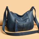 Lezser női táska hosszú füllel és bojttal