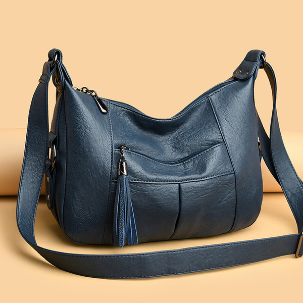 Lezser női táska hosszú füllel és bojttal