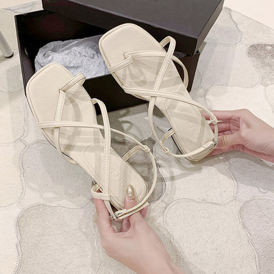 Ženske ležerne sandale s ravnim potplatom i kožnim remenom