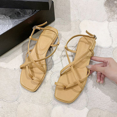 Ženske ležerne sandale s ravnim potplatom i kožnim remenom