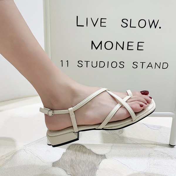 Ženske ležerne sandale s ravnim potplatom i kožnim remenom