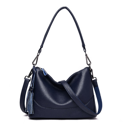 Alkalmi bőrtáska hosszú füllel és bojttal