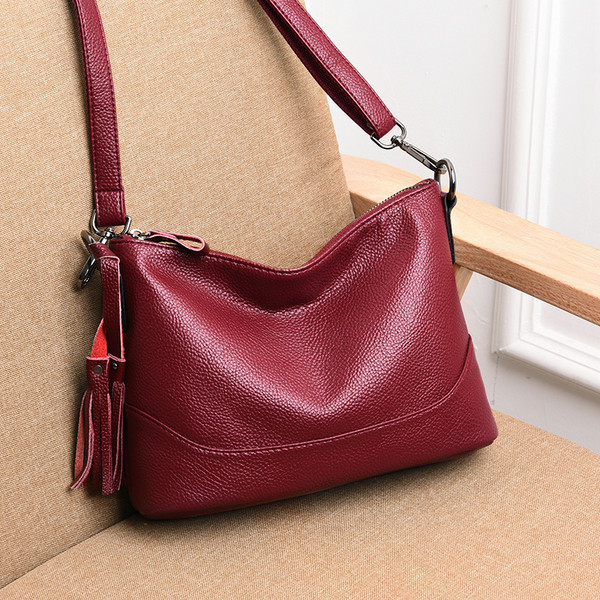 Alkalmi bőrtáska hosszú füllel és bojttal