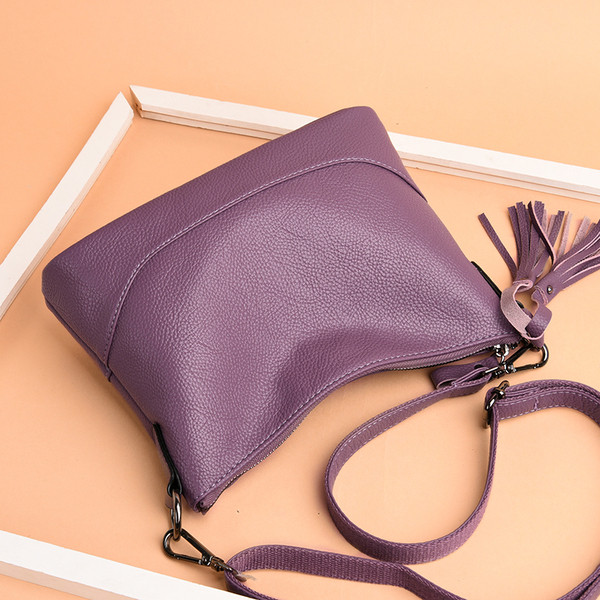 Alkalmi bőrtáska hosszú füllel és bojttal