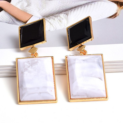 Női fülbevaló nagy kövekkel