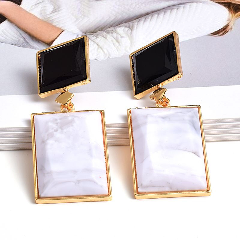 Női fülbevaló nagy kövekkel