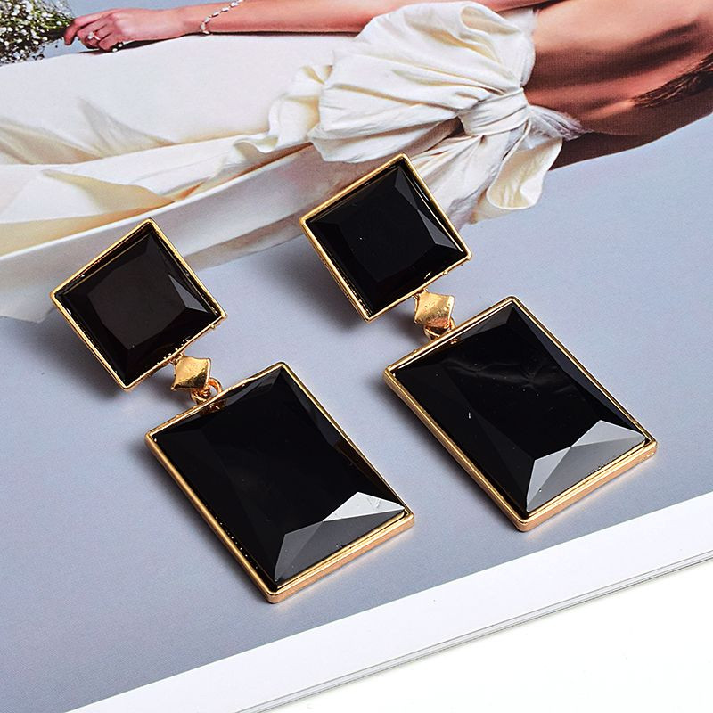 Női fülbevaló nagy kövekkel