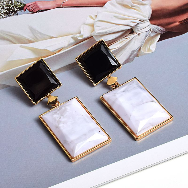 Női fülbevaló nagy kövekkel