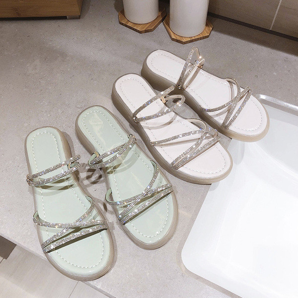 Női szandál lapos talppal és fényes pántokkal