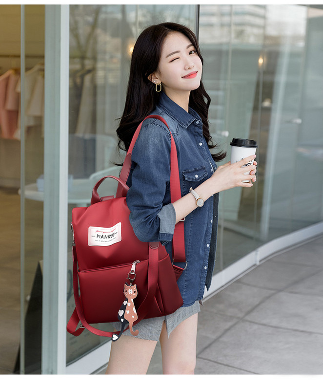 Női alkalmi hátizsák elülső zsebbel és kiegészítővel