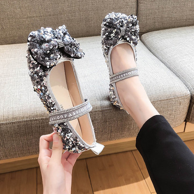 Modern női cipő flitterekkel, lapos talppal