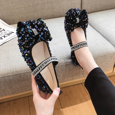 Modern női cipő flitterekkel, lapos talppal