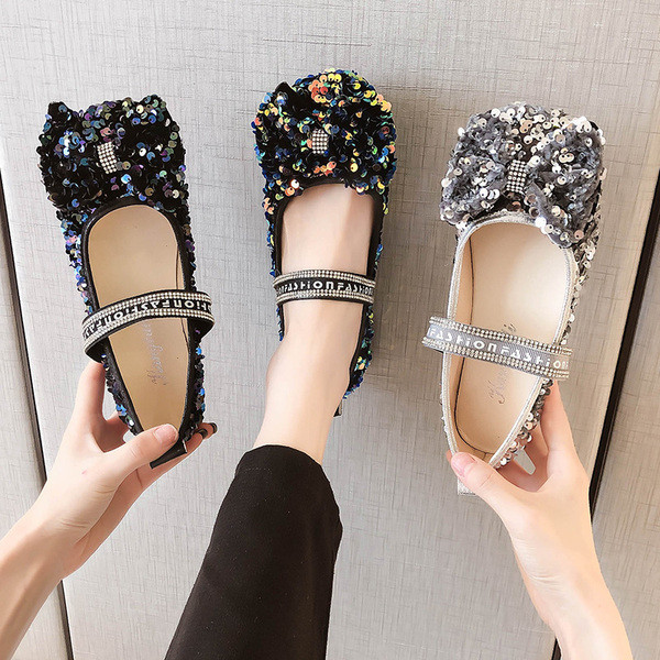 Modern női cipő flitterekkel, lapos talppal