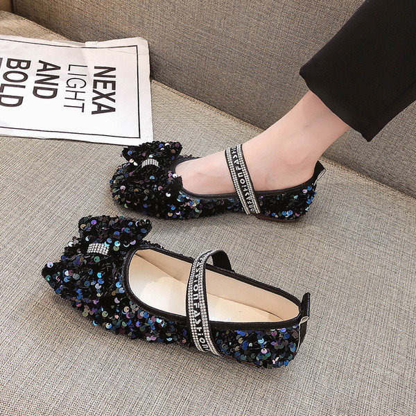 Modern női cipő flitterekkel, lapos talppal