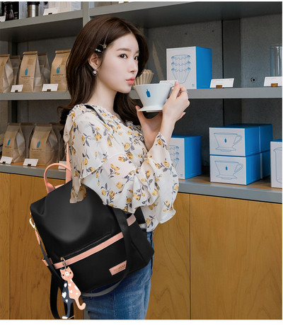 Kényelmes női hátizsák elülső zsebbel és kiegészítővel